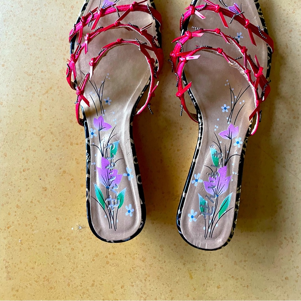 Very beautiful, floral slipper with silk insole. Small scratch on the side.